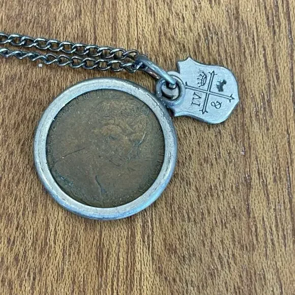 Queen Elizabeth II 1966 2 Pence Australian Coin Necklace Coat Of Arms Charm - Picture 2 of 5